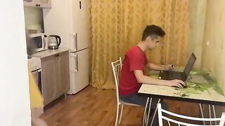The computer broke down, so I called a friend to repair it, and he repaired it with passion