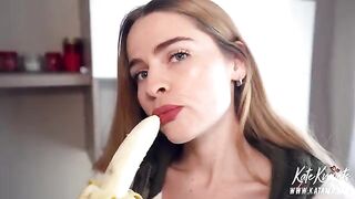 A hungry neighbor made amazing eye contact with the beautiful girl
