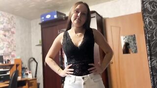 Skinny tattooed girl cheats on her husband with a delivery guy for three pizzas