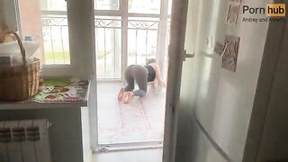 A stepmother was stranded on the balcony, so I came to her rescue
