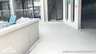 A woman’s big ass was oiled and caressed by a stranger on vacation