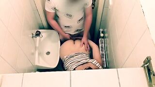 After a night on Tinder, the couple has sex in the restaurant toilet
