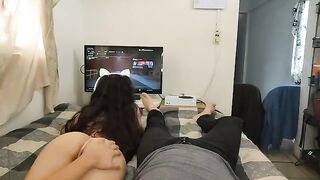 I fucked a big-breasted gamer girl while she was on call