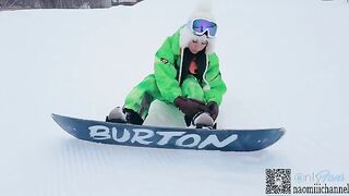 A girl tried exposed snowboarding at the ski resort. On the slopes, creampie sex while wearing ski wear