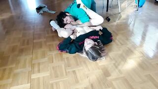 Guy fucks his girlfriend on the floor and she squirts