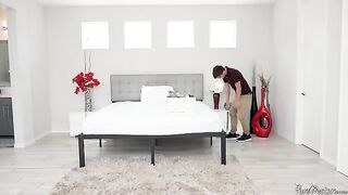 Jordan Maxx seduced the new mover with her mature charm