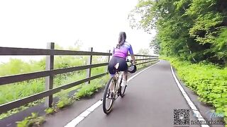 A hot girl is having sex while cycling, what a naughty girl!