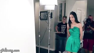 Two 18-year-old prom queens know how to use their fingers