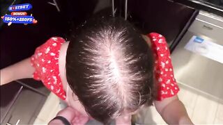 The guy checked the strength of the girl’s pussy in the kitchen