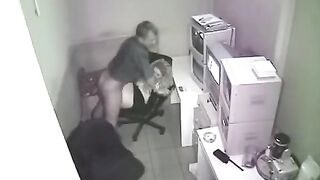 The camera is hiding and captures sex in the office