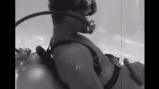 During the diving, a hot girl made an aqualangist a blowjob