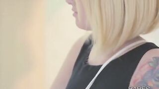 Tattooed woman has fun while wanking her pussy
