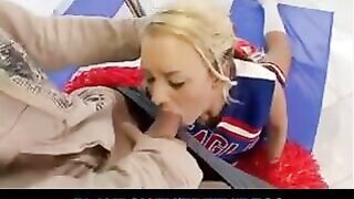 A gymnast has an awesome sex while sitting on the twine