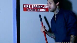 A hot chick called a cleaner to her room for sex with an attractive man