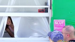 Pervert dude screwed his girlfriend in a mobile diner, capturing it all in stunning 4K at 60fps