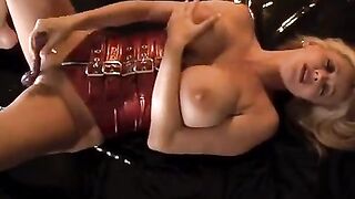 Rachel Aziani rubs her pussy with a dildo to cum
