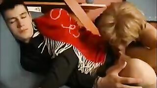 A mom woke her son up with a blowjob, what a strange shit