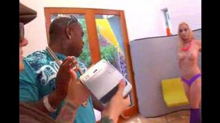 A beautiful blonde girl fucks in her ass with a negrito in Malibu