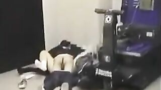 A guy fucks his girlfriend in her round ass without hesitation
