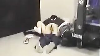 A guy fucks his girlfriend in her round ass without hesitation