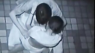 A guy fucks his girlfriend in her round ass without hesitation