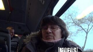 Babe picked up a guy in the bus and fucked with him
