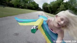 A girl can’t restrain her sexual energy and fucks on nature