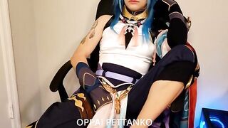 Zhongli caught the cosplayer girl Xiao rubbing her pussy in public, no panties!