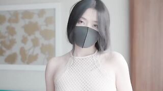 A cute girl shakes her ass to show her sexual attractiveness