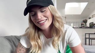 A barista is having a coffee with a customer and gets fucked