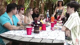 A man showed the audience a master class in making blowjobs