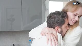 Plumber checked the pipes and got rewarded with a blowjob
