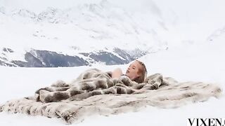 Warming up a dick with your mouth is no problem. A hot blonde does it professionally!