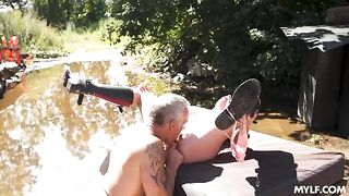 A girl distracted the guy from his goals with her pussy, right on the street