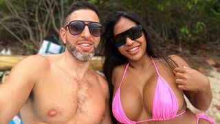 A beautiful woman picked up a guy on the beach and had sex with him
