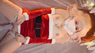 A cute girl had sex on Christmas Eve and got a great cumshot