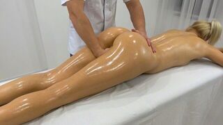 The masseur gave himself to the client and experienced a huge orgasm