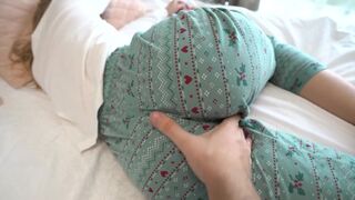 A guy pushed cock into the stepsister’s pussy while she was dreaming